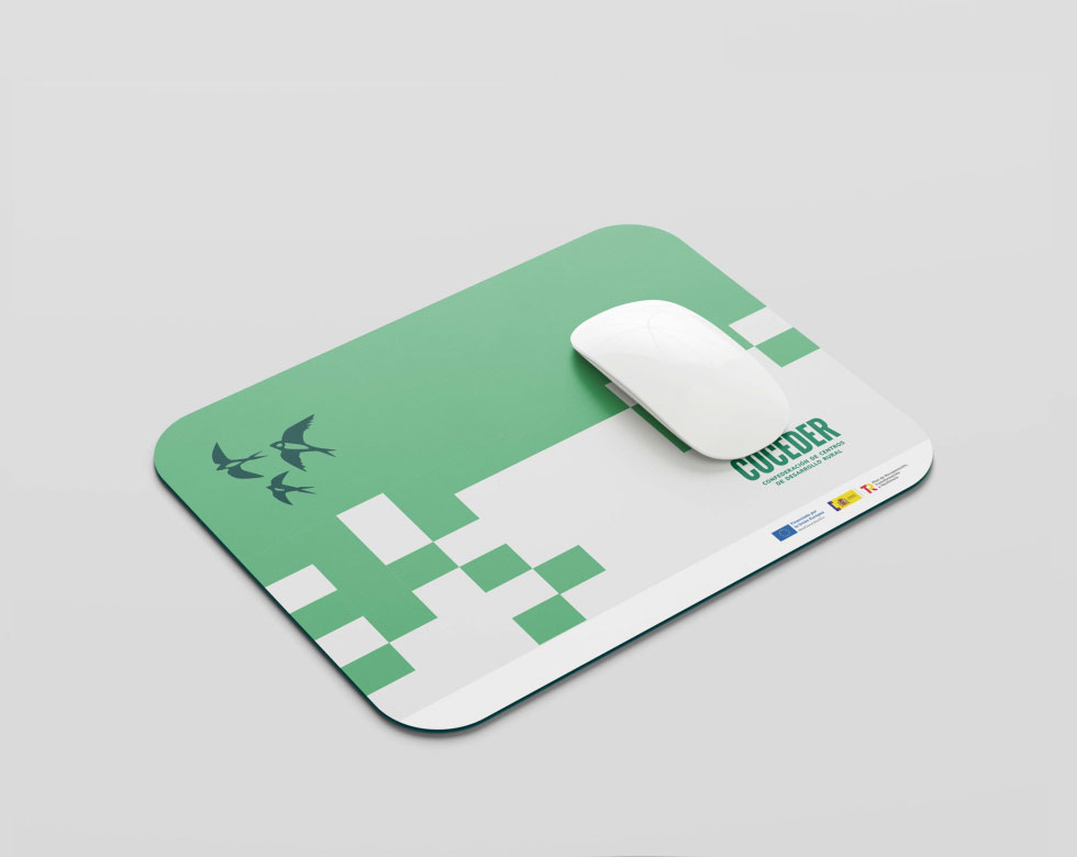 Diseño de identidad visual en merchandising corporativo – alfombrilla de ratón creada para la Confederación de Centros de desarrollo Rural COCEDER