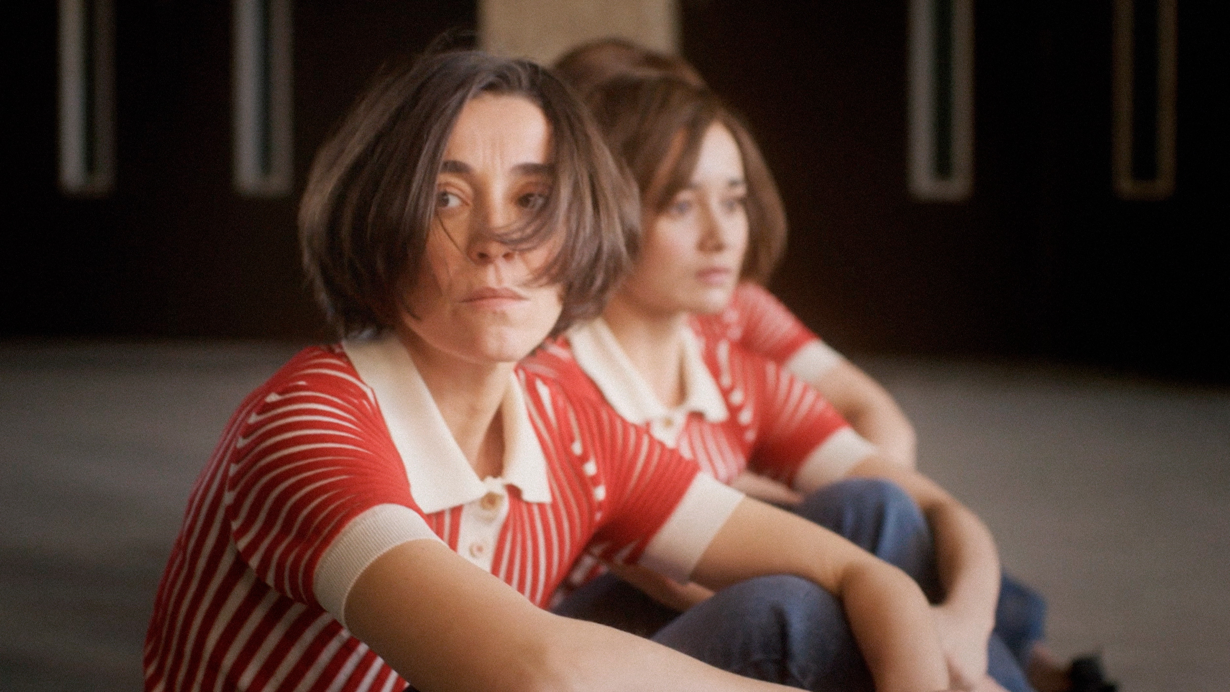 Mujer reflejada en varias versiones de sí misma, representando la complejidad emocional ante una adicción. Mujeres con proyecto.