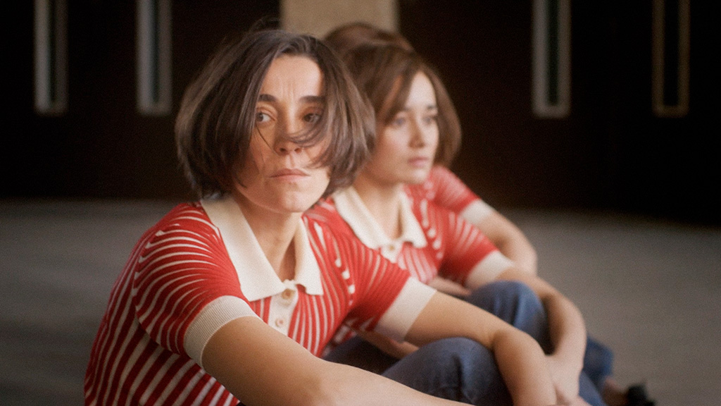 Mujer reflejada en varias versiones de sí misma, representando la complejidad emocional ante una adicción. Mujeres con proyecto.